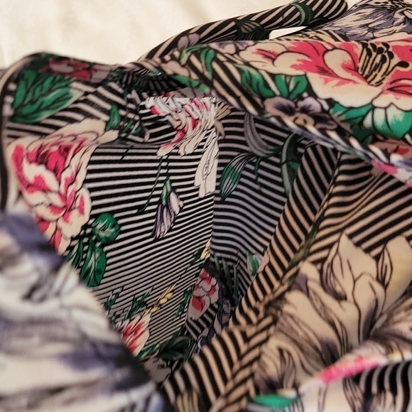 BCX Floral Stripe Top Size Medium - Picture 8 of 9